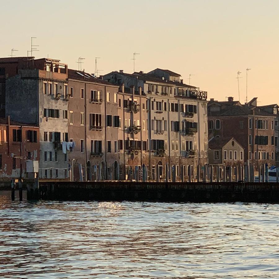 Romantic Enchantment With Private Bathroom Venesia Bagian luar foto